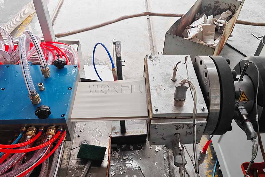 加一精工PVC 扣板挤出生产线调试顺利完成