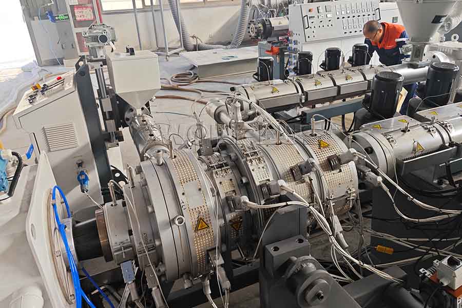 加一精工成功调试PE多层管挤出生产线一条