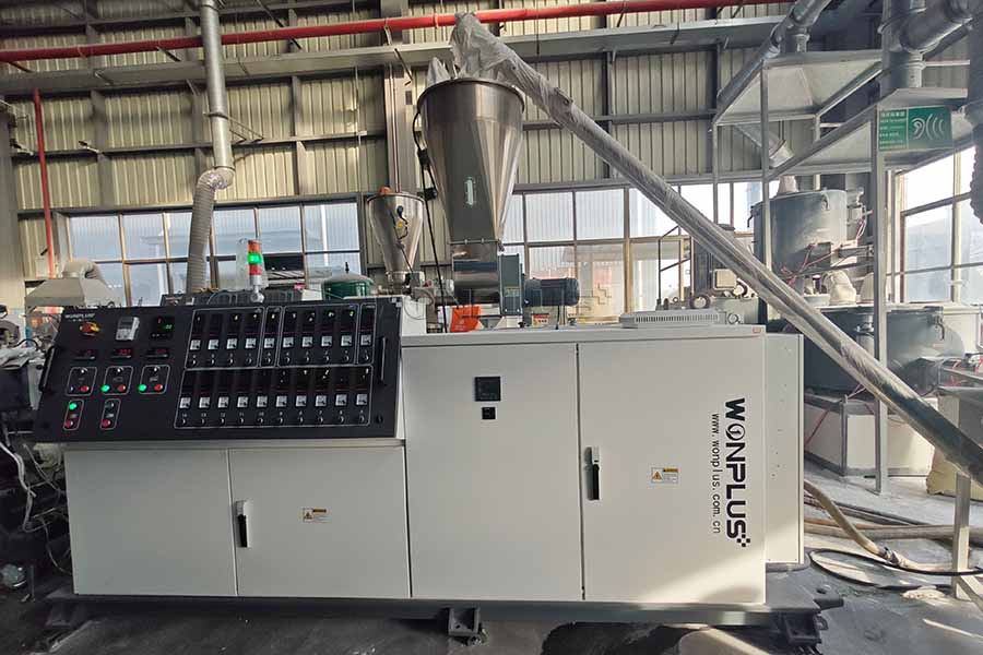 加一精工成功试机PVC双出挤出产线一条!