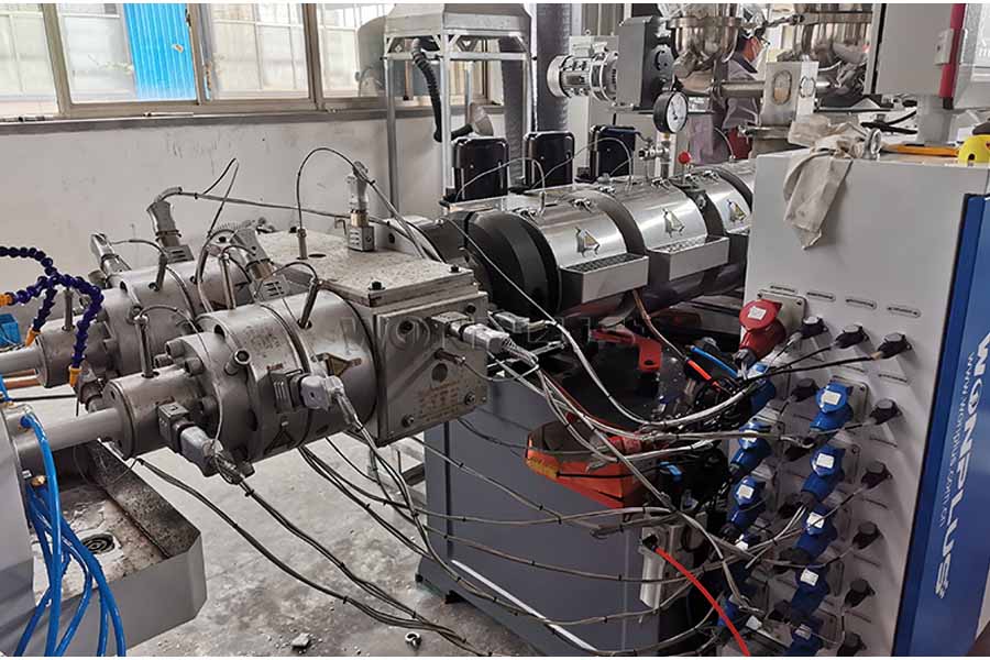 PVC63mm双出管挤出生产线调试完成